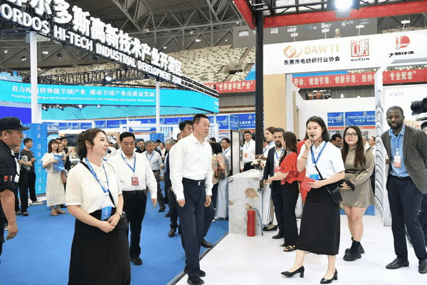 36家毛織企業抱團參展中國(鄂爾多斯)國際羊絨羊毛展覽會,提升大朗品牌知名度