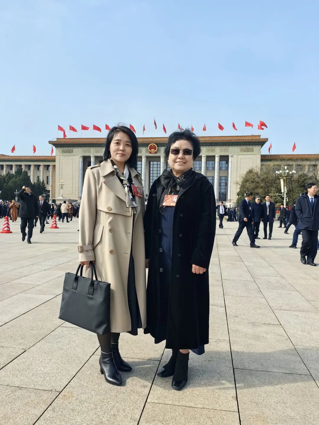 3月3日上午，出席十四屆全國人大三次會議的駐冀全國人大代表和出席全國政協(xié)十四屆三次會議的住冀全國政協(xié)委員從石家莊啟程赴京。石家莊&ldquo;紡織人&rdquo;贊皇縣原村土布專業(yè)合作社理事長崔雪琴和石家莊常山恒新紡織有限公司恒盛分公司織造車間教檢工馮麗朝隨河北代表團一同赴京報到。3月4日，崔雪琴、馮麗朝兩位石家莊&ldquo;紡織人&rdquo;同來自全國各地的全國人大代表一道步入了北京人民大會堂，共同參加十四屆全國人大三次會議預(yù)備會議。會前崔雪琴、馮麗朝在人民大會堂外合影，留下了珍貴的紀念。會前，崔雪琴、馮麗朝結(jié)合各自工作實際和熟悉領(lǐng)域，深入基層開展調(diào)查研究，精心準備議案建議。赴京參會途中，她倆圍繞京津冀協(xié)同發(fā)展、民營經(jīng)濟、新質(zhì)生產(chǎn)力、鄉(xiāng)村振興等普遍關(guān)注的問題與同行的代表委員展開熱烈討論。到達駐地，她倆立即投入會前緊張的準備工作，繼續(xù)修改認真準備好的建議。崔雪琴崔雪琴帶來了《關(guān)于倡導(dǎo)國人穿國風(fēng)服飾 弘揚國風(fēng)服飾文化 推動民族服裝產(chǎn)業(yè)振興的建議》。馮麗朝馮麗朝帶來了《關(guān)于進一步加強發(fā)揮勞模工匠引領(lǐng)作用的建議》。全國人大代表崔雪琴、馮麗朝這兩位石家莊優(yōu)秀紡織人，共赴春天之約，共盡代表職責(zé)。