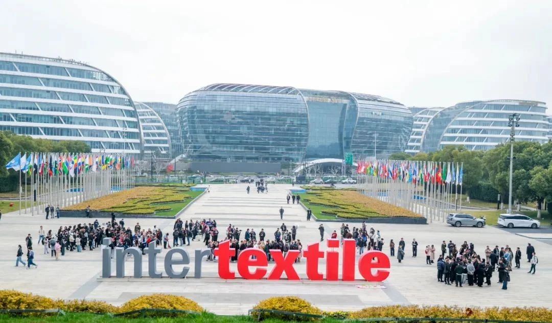 3月13日，為期三天的2025intertextile春夏面輔料展在國家會展中心（上海）圓滿落幕。本屆博覽會以近19萬平方米總展出面積，匯聚來自全球24個國家和地區的超3100家參展商。從源頭為紡織行業高質量發展注入信心與動能，展示了紡織行業的最新技術與創新成果。其中，海纖生物的海藻纖維、海絲林及海藻炭泥系列產品憑借其深海黑科技的獨特魅力，成為展會焦點，吸引了眾多專業觀眾的目光。