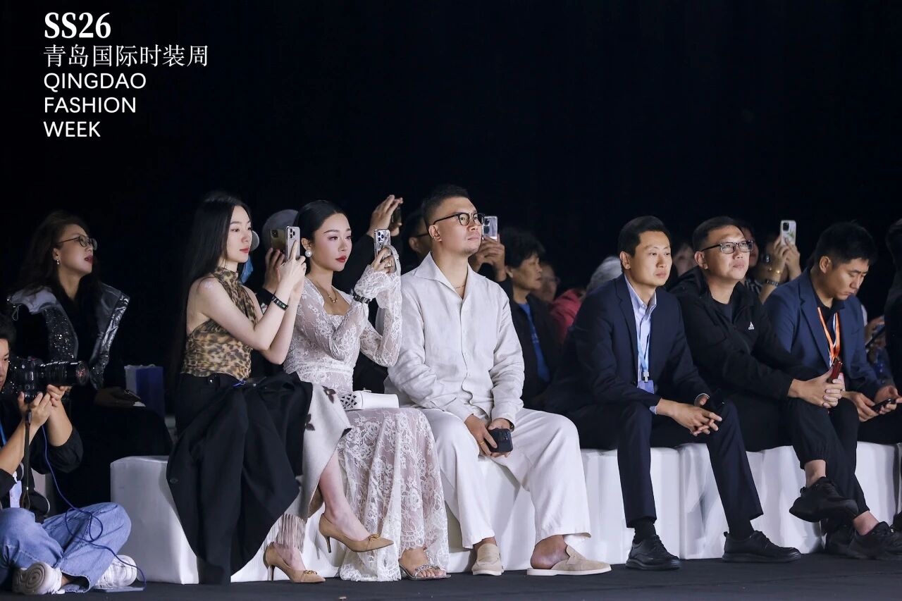 潮涌浮山灣畔 時(shí)尚綺夢(mèng)啟航--2025中國(guó)（青島）國(guó)際時(shí)裝周盛大啟幕！