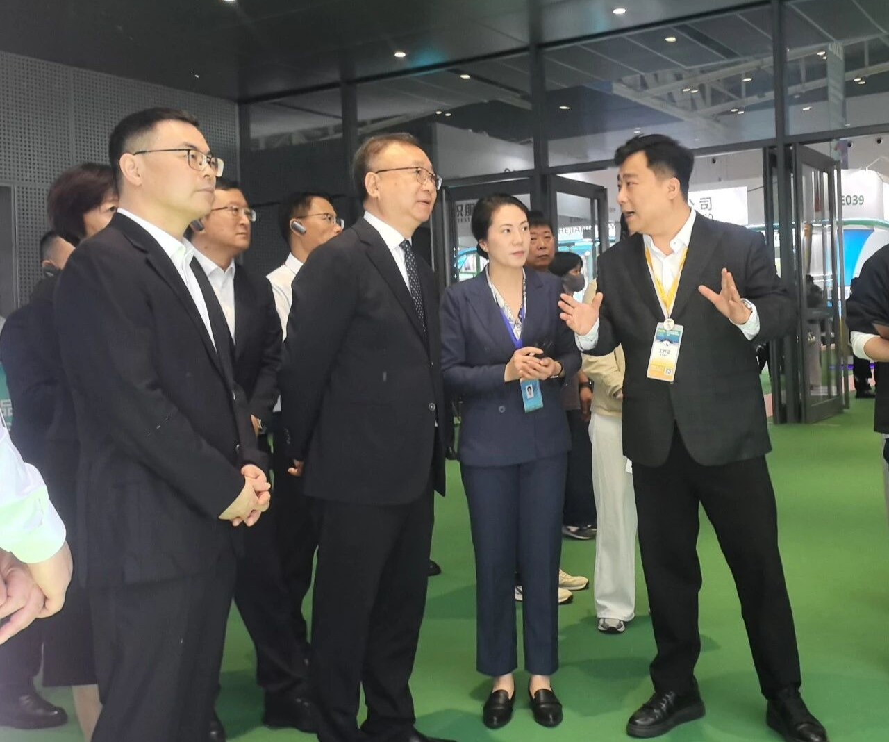 紡博會現場的AI智能體&ldquo;小布&rdquo;